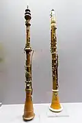Links steht eine Oboe, die über 200 Jahre alt ist. Daneben steht eine Klarinette.