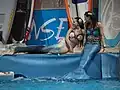 Zwei Darstellerinnen auf einer Boot-Messe in Finnland
