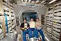 Drei Weltraumfahrer in einem Teil, der nach Jules Verne benannt wurde, mit Büchern des Schriftstellers
