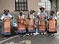Frauen in traditioneller Kleidung