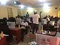 In Nigeria: Der Mann ist Trainer, der jungen Leuten beibringt, wie sie für die Wikipedia schreiben.