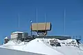 Eine Radar-Anlage in den Schweizer Alpen. Damit kann man Flugzeuge in der Luft entdecken, lange, bevor sie zu sehen sind.