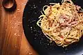 Die berühmte Carbonara hat eine Soße mit Käse, Ei und Speck.