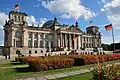Im Reichstagsgebäude arbeitet das deutsche Parlament.