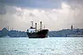 Ein Frachtschiff in Istanbul