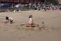 Kinder an einem englischen Strand