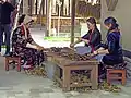 Frauen in Samarkand schälen Pfefferschoten.