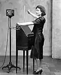 Alexandra Stepanoff mit einem Theremin, im Jahr 1930