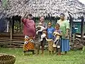 Eine samoanische Familie vor ihrem Haus.
