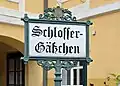 Straßenschild in Baden, Niederösterreich: „Schlosser-Gässchen”.