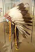 Ein Indianischer Federkopfschmuck in einem Museum in Berlin.