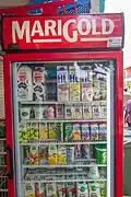 In einem Laden in Singapur: ein Kühlschrank mit Getränken aus Milch.