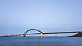Die Fehmarnsund-Brücke führt auf die Insel.