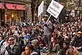 Demonstration gegen Polizeigewalt: Die Demonstranten setzen sich aus Protest auf den Boden.