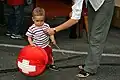 Kleinere Kinder mögen Lampions aus gefaltetem Papier und mit einer Kerze drin.