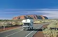 Wohnmobil auf der Autobahn, die zum Uluru führt