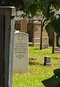 Der Davidstern ist eines der Symbole des Judentums. Deshalb findet man ihn auch oft auf Gräbern.