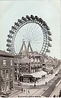Dieses Foto stammt etwa aus dem Jahr 1900. Es zeigt das Riesenrad im englischen Badeort Blackpool. Vor etwa hundert Jahren wurde es abgebaut.