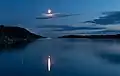 Der zunehmende Mond, gesehen an einem Abend in Schweden