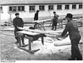 Zimmerleute beim Bau eines Stalles vor etwa 60 Jahren