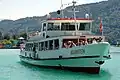 Das Schiff Kärnten verlässt gerade den Hafen der Gemeinde Pörtschach.
