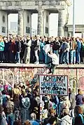 Im Jahr 1989 kletterten die Berliner auf die Mauer.