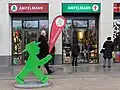 Ein großes Ampelmännchen aus dem Osten Deutschlands, hier in Berlin