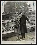 Im Jahr 1964: Zwei Opern-Stars schmettern eine Arie vor einem neuen Konzerthaus in New York.