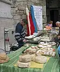 Ein Käsemarkt in Villefranche de Rouergue, mit Schafskäse