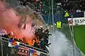 Hooligans von RB Salzburg zünden Rauchbomben und Fackeln.