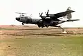 Solche Flugzeuge haben 1985 Essen nach Äthiopien gebracht, als dort Menschen verhungert sind.