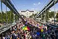 Auf der Kettenbrücke von Budapest: eine Parade für homosexuelle Menschen.