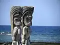 Zwei Tikis, Holzstatuen der hawaiianischen Ureinwohner.