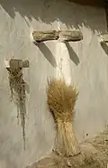 Auch dieses Haus in Indien hat eine Lehmwand.