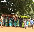 Menschen in traditioneller Kleidung