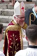 Ein katholischer Bischof mit der Mitra und dem Krummstab