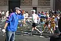 Wasser-Becher beim Marathon in Boston in den USA. Viele Becher werden auf den Boden geworfen.
