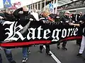 Hooligans sind Fans, die auch Gewalt mögen.