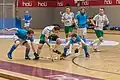 Hockey wird auch in der Halle gespielt.