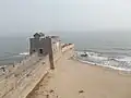 Auf diesem Foto sieht man, wie die Mauer am Meer endet.