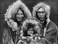 Eine Familie der Inupiat in Alaska. Das Foto wurde im Jahr 1929 gemacht.