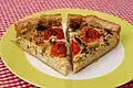 Eine Quiche, eine herzhafte Torte, mit Spaghetti