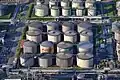 Zylindrische Öl-Tanks im Hamburger Hafen