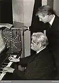 Albert Schweitzer an der Orgel