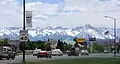 Eine Straße mit Blick auf die „Rockies“, die Rocky Mountains