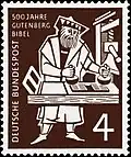 Auf einer Briefmarke wird gezeigt, wie Gutenberg die Farbe auf die Lettern gedrückt hat.