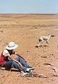 Dieser Mann in Marokko jagt Hasen mit seinem Hund.