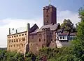 Auf der Wartburg hat Luther die Bibel vom Lateinischen ins Deutsche übersetzt.