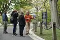 Ein Stadtförster, in Rot, an seiner Arbeitsstelle: der Nationalfriedhof von Arlington in den USA.