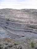 Der Rohstoff Eisenerz wird in Bergwerken abgebaut.